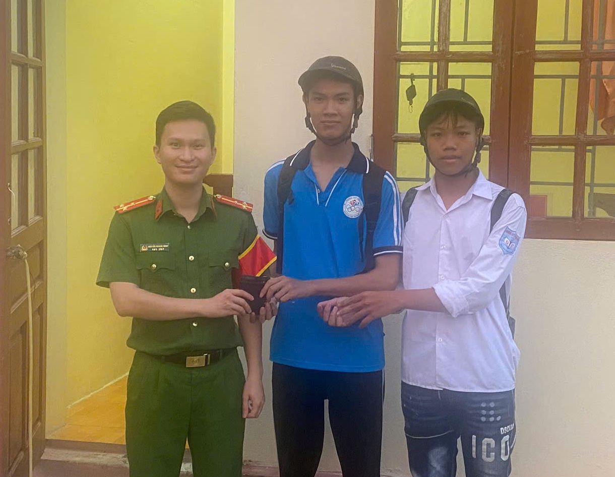 Xã Hồng Châu: Hai học sinh nhặt được của rơi, trả lại người mất